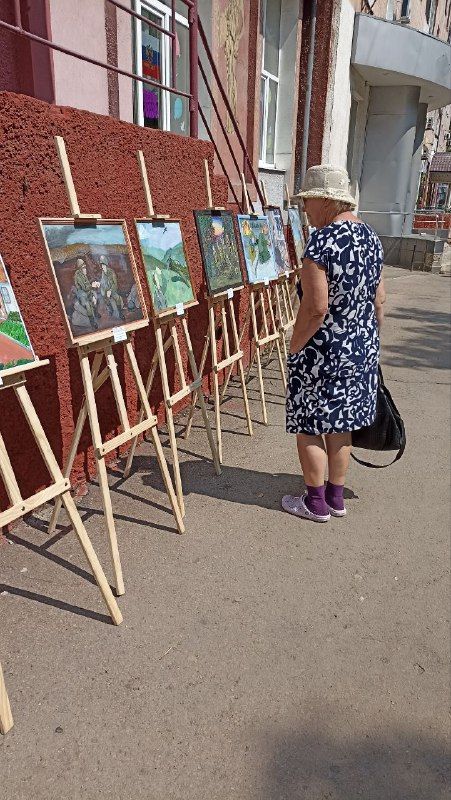 11 июня в Краснодонской детской художественной школе имени Юрия Петровича Шпырко состоялась выставка выпускников, приуроченная ко Дню России 11 июня в Краснодонской детской художественной школе имени Юрия Петровича Шпырко состоялась выставка выпускников, приуроченная ко Дню России
