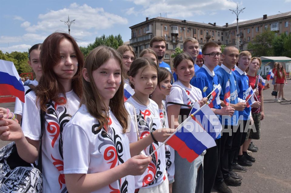 В Алчевске на проспекте Ленина развернули самый большой российский флаг – длиной 22 метра В Алчевске на проспекте Ленина развернули самый большой российский флаг – длиной 22 метра