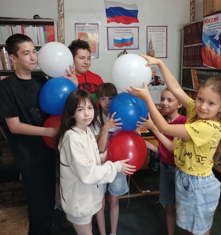 В преддверии праздника Дня России в библиотеке - филиале №2 прошёл патриотический час «Горжусь тобой, моя Россия!» В преддверии праздника Дня России в библиотеке - филиале №2 прошёл патриотический час «Горжусь тобой, моя Россия!»