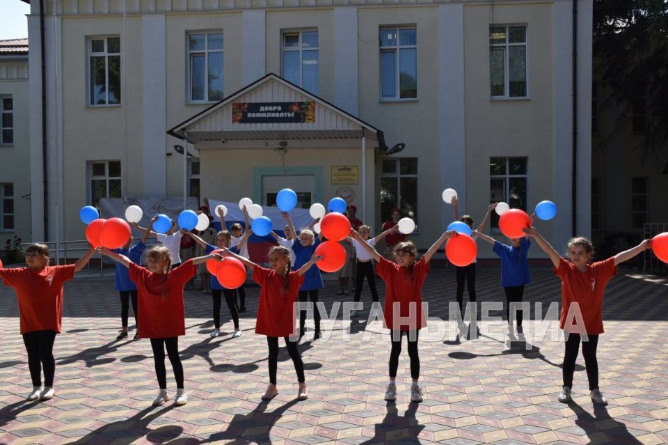 В Беловодске прошел праздничный флешмоб «Я, ты, он, она – вместе целая страна», посвященный Дню России В Беловодске прошел праздничный флешмоб «Я, ты, он, она – вместе целая страна», посвященный Дню России