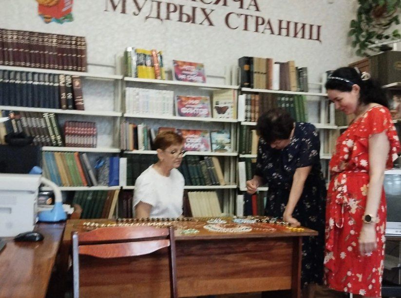 Накануне Дня России сотрудники библиотеки квартала Гагарина для ребят 3-го отряда пришкольной оздоровительной площадки провели исторический экскурс «Наш дом – Россия» Накануне Дня России сотрудники библиотеки квартала Гагарина для ребят 3-го отряда пришкольной оздоровительной площадки провели исторический экскурс «Наш дом – Россия»