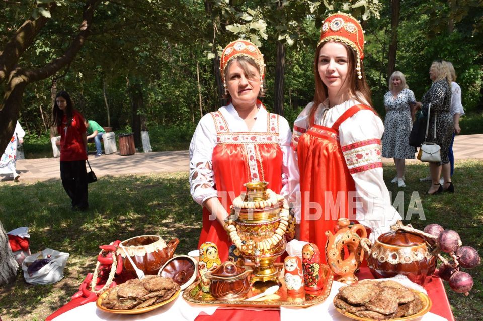 В преддверии Дня России в алчевском парке имени Победы состоялся фестиваль русской культуры «С Россией навсегда!» В преддверии Дня России в алчевском парке имени Победы состоялся фестиваль русской культуры «С Россией навсегда!»