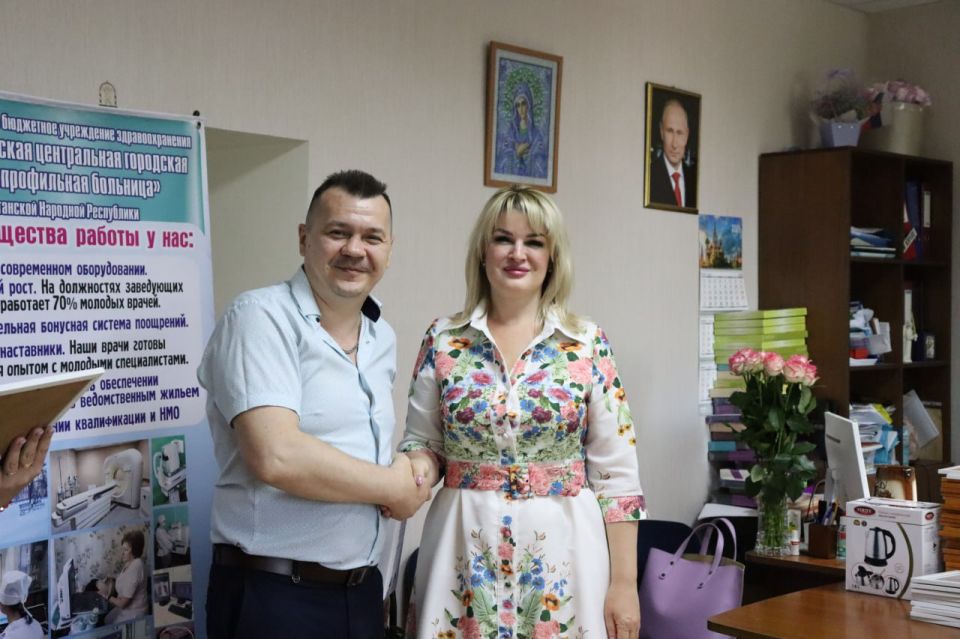 В Стаханове поздравили медработников с наступающим профессиональным праздником В Стаханове поздравили медработников с наступающим профессиональным праздником