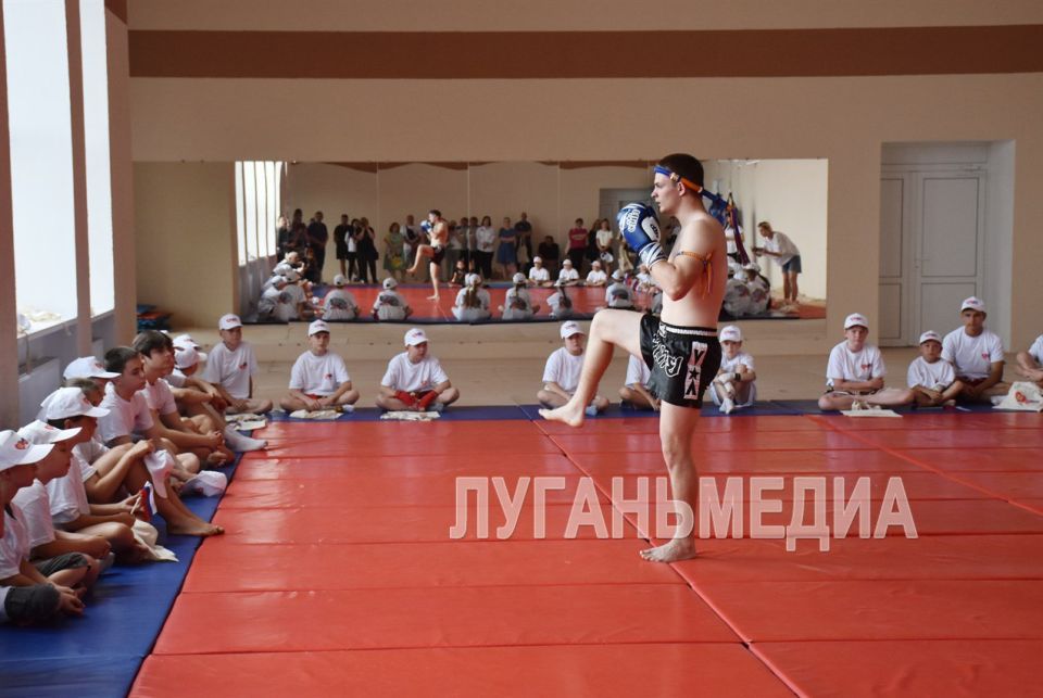 В Брянке открыт обновленный зал, где будут тренироваться воспитанники секции тайского бокса «Девяточка» В Брянке открыт обновленный зал, где будут тренироваться воспитанники секции тайского бокса «Девяточка»