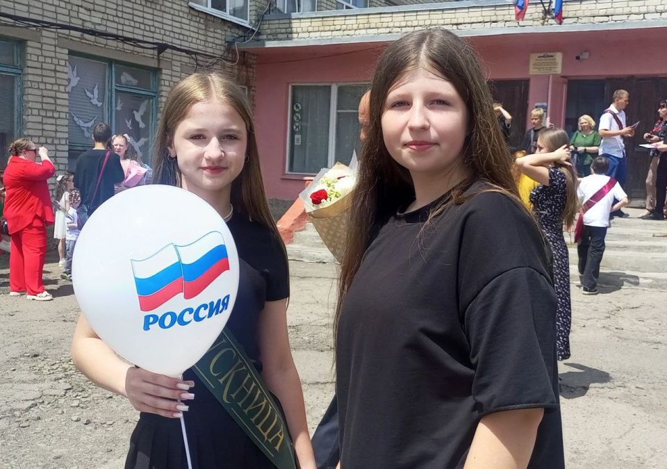 Ученики Ровеньковской школы № 3 им. А. Ф. Бурды подарили городу праздник накануне Дня России Ученики Ровеньковской школы № 3 им. А. Ф. Бурды подарили городу праздник накануне Дня России
