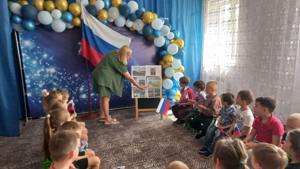 Родина— понятие обширное. Каждый человек в него вкладывает свои мысли, чувства Родина— понятие обширное. Каждый человек в него вкладывает свои мысли, чувства