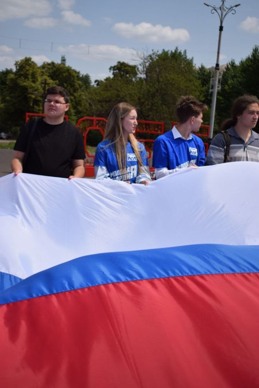 Сила России — в единстве!. В Алчевске прошёл патриотический флешмоб, приуроченный ко Дню России Сила России — в единстве!. В Алчевске прошёл патриотический флешмоб, приуроченный ко Дню России