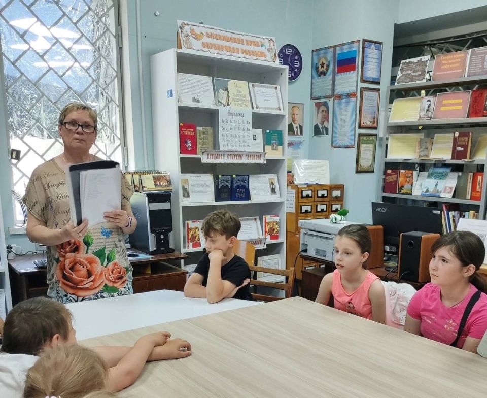 Библиотекари проводят для школьников просветительские мероприятия Библиотекари проводят для школьников просветительские мероприятия