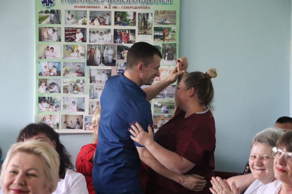 Поздравили тех, кто без колебаний протягивает руку помощи, кто стоит на передовой в борьбе за здоровье и жизнь людей Поздравили тех, кто без колебаний протягивает руку помощи, кто стоит на передовой в борьбе за здоровье и жизнь людей
