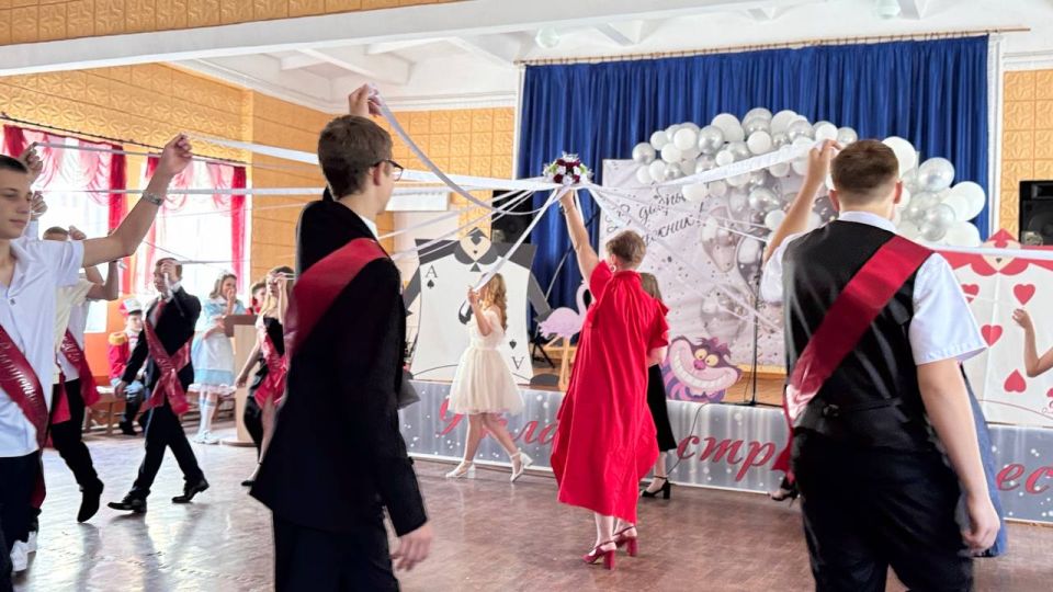 В Ровеньковских школах состоялся трогательный и волнующий праздник - выпускной для девятиклассников В Ровеньковских школах состоялся трогательный и волнующий праздник - выпускной для девятиклассников
