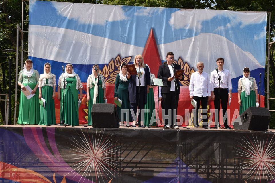 В преддверии Дня России в алчевском парке имени Победы состоялся фестиваль русской культуры «С Россией навсегда!» В преддверии Дня России в алчевском парке имени Победы состоялся фестиваль русской культуры «С Россией навсегда!»