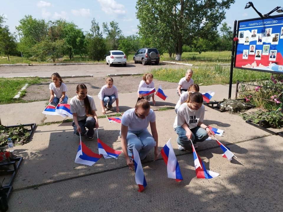 В поселке Краснодон День России отметили флешмобом В поселке Краснодон День России отметили флешмобом