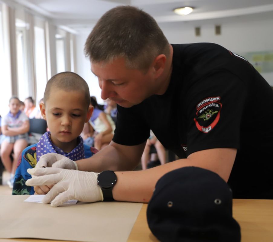 Маленькие луганчане почувствовали себя экспертами-криминалистами, побывав в гостях у полицейских Артёмовского районы столицы Маленькие луганчане почувствовали себя экспертами-криминалистами, побывав в гостях у полицейских Артёмовского районы столицы