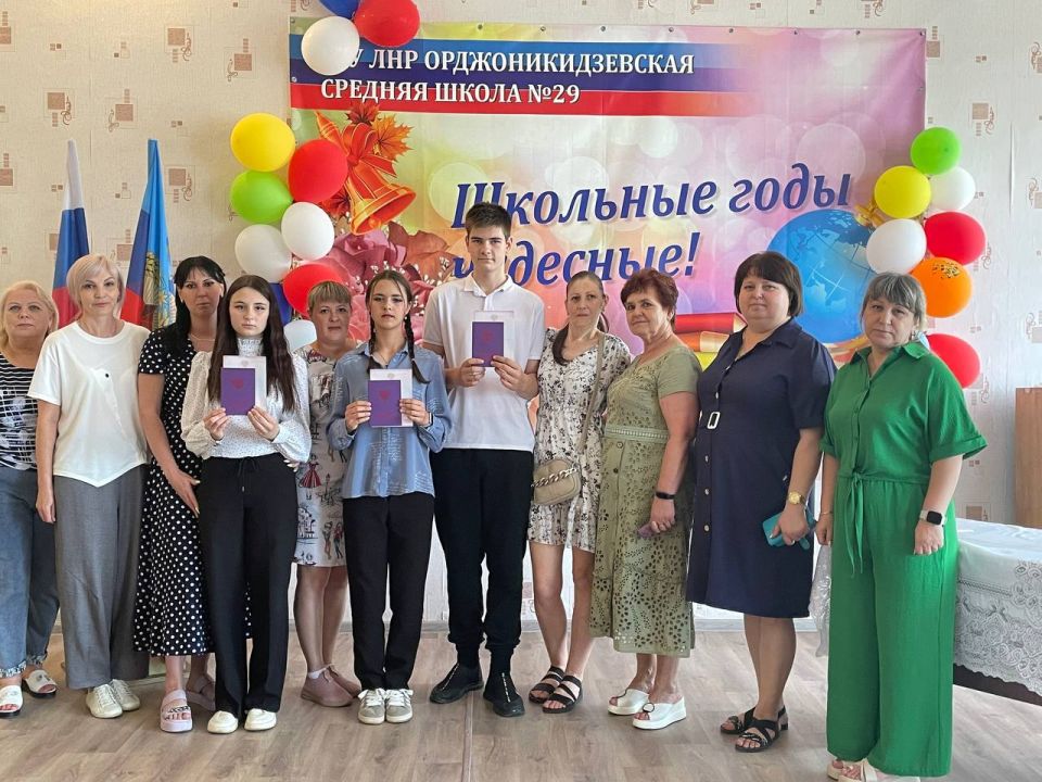В образовательных учреждениях Краснодонского муниципального округа продолжаются торжественные мероприятия по вручению аттестатов об основном общем образовании для выпускников 9-х классов В образовательных учреждениях Краснодонского муниципального округа продолжаются торжественные мероприятия по вручению аттестатов об основном общем образовании для выпускников 9-х классов