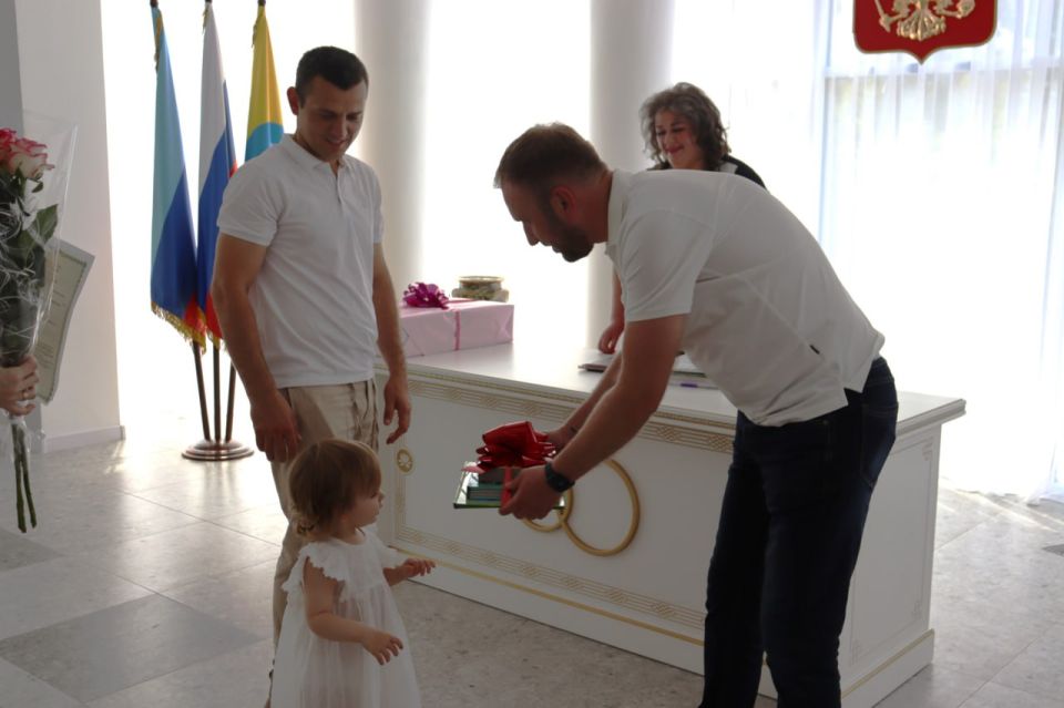 Сегодня в Антраците зарегистрировали рождение Мирославы, которая стала сотым младенцем, родившимся в нашем муниципальном округе в 2025 году Сегодня в Антраците зарегистрировали рождение Мирославы, которая стала сотым младенцем, родившимся в нашем муниципальном округе в 2025 году