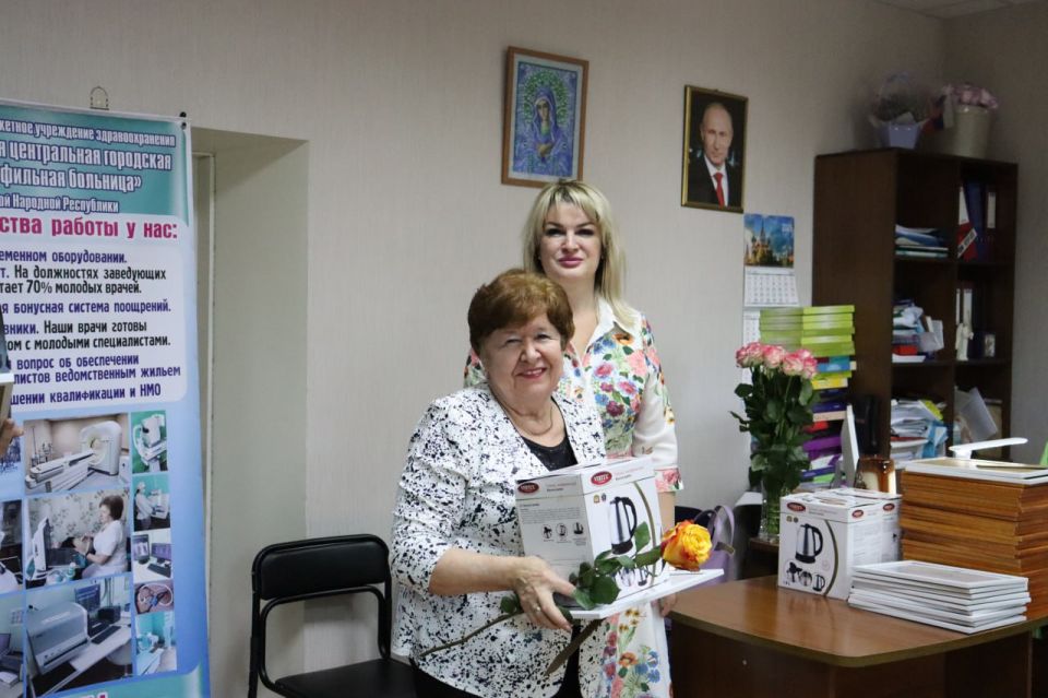 В Стаханове поздравили медработников с наступающим профессиональным праздником В Стаханове поздравили медработников с наступающим профессиональным праздником