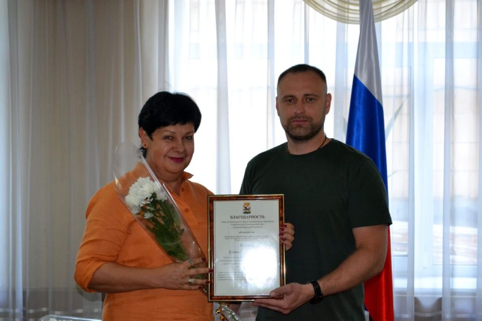 Владимир Чернев: Сегодня, в преддверии празднования Дня медицинского работника мой Первый заместитель, Калиничев Андрей Сергеевич, вручил почётные грамоты медицинским работникам за их многолетний добросовестный труд в... Владимир Чернев: Сегодня, в преддверии празднования Дня медицинского работника мой Первый заместитель, Калиничев Андрей Сергеевич, вручил почётные грамоты медицинским работникам за их многолетний добросовестный труд в...
