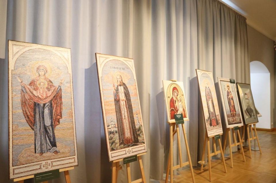 В Калуге открылась выставка с портретами луганских детей В Калуге открылась выставка с портретами луганских детей