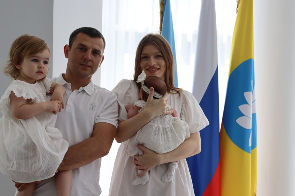 Сегодня в Антраците зарегистрировали рождение Мирославы, которая стала сотым младенцем, родившимся в нашем муниципальном округе в 2025 году Сегодня в Антраците зарегистрировали рождение Мирославы, которая стала сотым младенцем, родившимся в нашем муниципальном округе в 2025 году