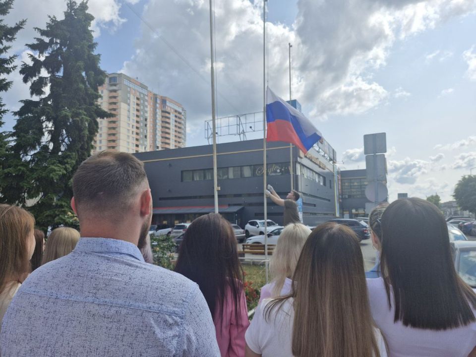 Сотрудники Управления Росреестра по ЛНР совместно с Управлением Министерства юстиции России по ЛНР приняли участие во Всероссийской акции «Флаги России» Сотрудники Управления Росреестра по ЛНР совместно с Управлением Министерства юстиции России по ЛНР приняли участие во Всероссийской акции «Флаги России»