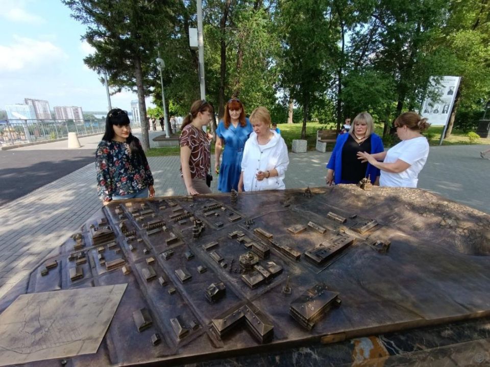 С трёхдневным визитом в Барнаул прибыли представители Минобрнауки ЛНР и Краснолучского учебно-воспитательного комплекса №5 «Перспектива» им С трёхдневным визитом в Барнаул прибыли представители Минобрнауки ЛНР и Краснолучского учебно-воспитательного комплекса №5 «Перспектива» им