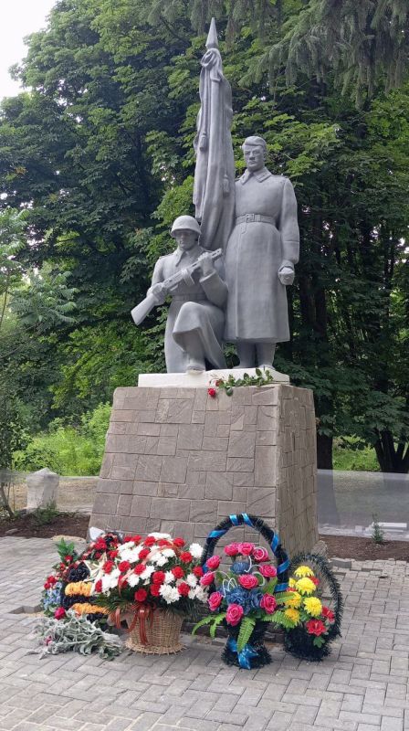 Джан Погодин-Новиков: Принял участие в торжественной церемонии возложения цветов к мемориалу солдатам, павшим в боях с немецко-фашистскими захватчиками, в пгт Штеровка Джан Погодин-Новиков: Принял участие в торжественной церемонии возложения цветов к мемориалу солдатам, павшим в боях с немецко-фашистскими захватчиками, в пгт Штеровка