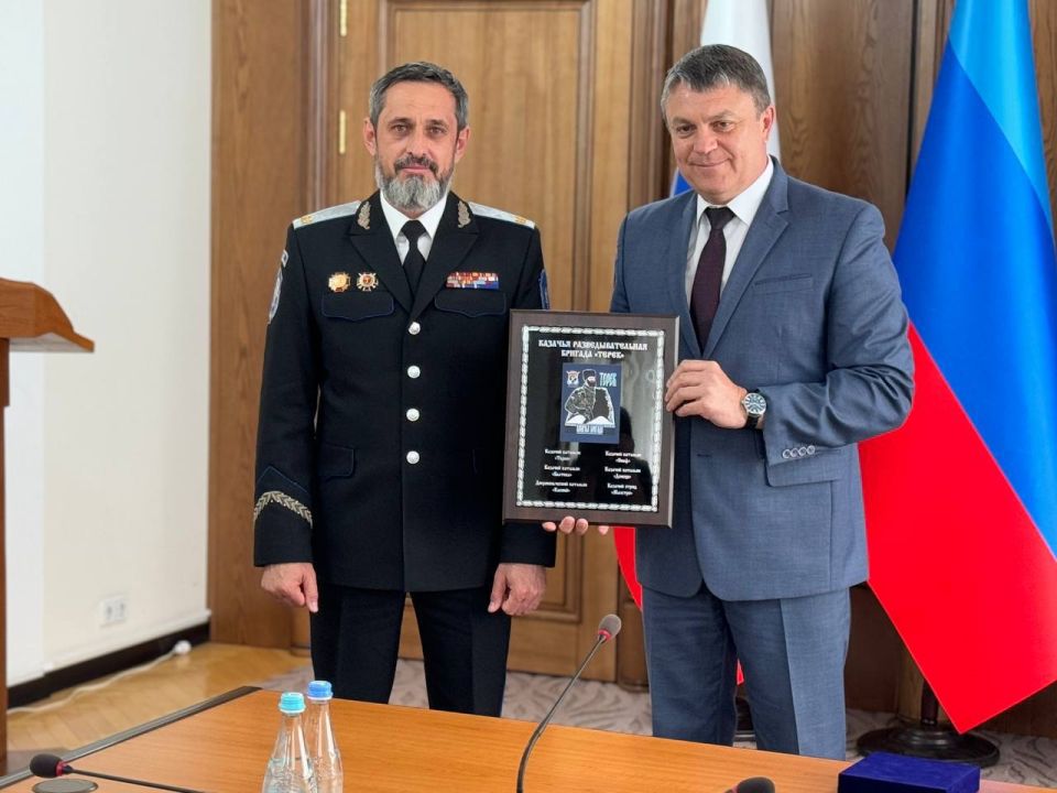 Глава ЛНР Леонид Пасечник на встрече в Луганске обсудил с атаманом Всероссийского казачьего общества Виталием Кузнецовым вопросы, касающиеся казачества в ЛНР Глава ЛНР Леонид Пасечник на встрече в Луганске обсудил с атаманом Всероссийского казачьего общества Виталием Кузнецовым вопросы, касающиеся казачества в ЛНР