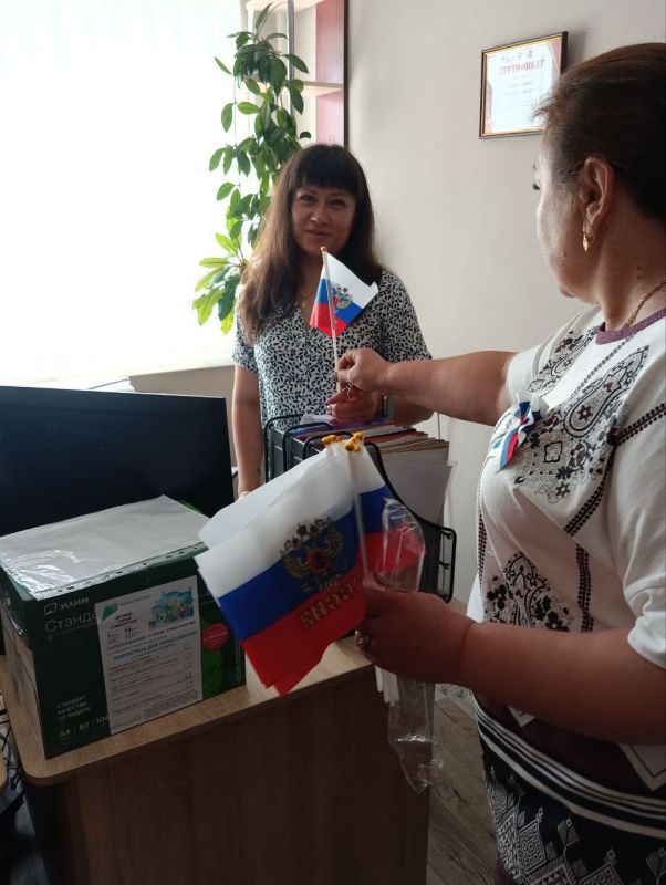 В Белолуцке отметили День России акцией "Российский триколор"! В Белолуцке отметили День России акцией "Российский триколор"!