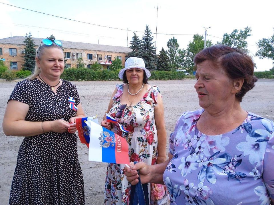 12 июня вся страна празднует День России 12 июня вся страна празднует День России