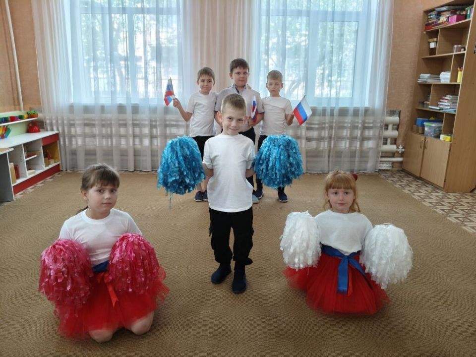 Родина— понятие обширное. Каждый человек в него вкладывает свои мысли, чувства Родина— понятие обширное. Каждый человек в него вкладывает свои мысли, чувства