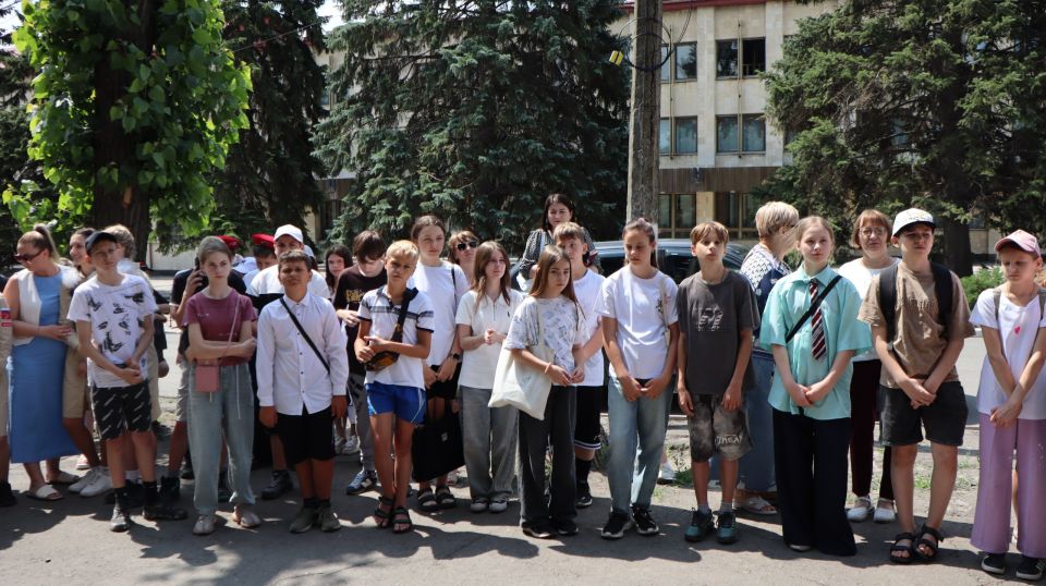 Сегодня сотрудники музея истории города Ровеньки провели акцию «Три символа родной державы», посвященную Дню России Сегодня сотрудники музея истории города Ровеньки провели акцию «Три символа родной державы», посвященную Дню России