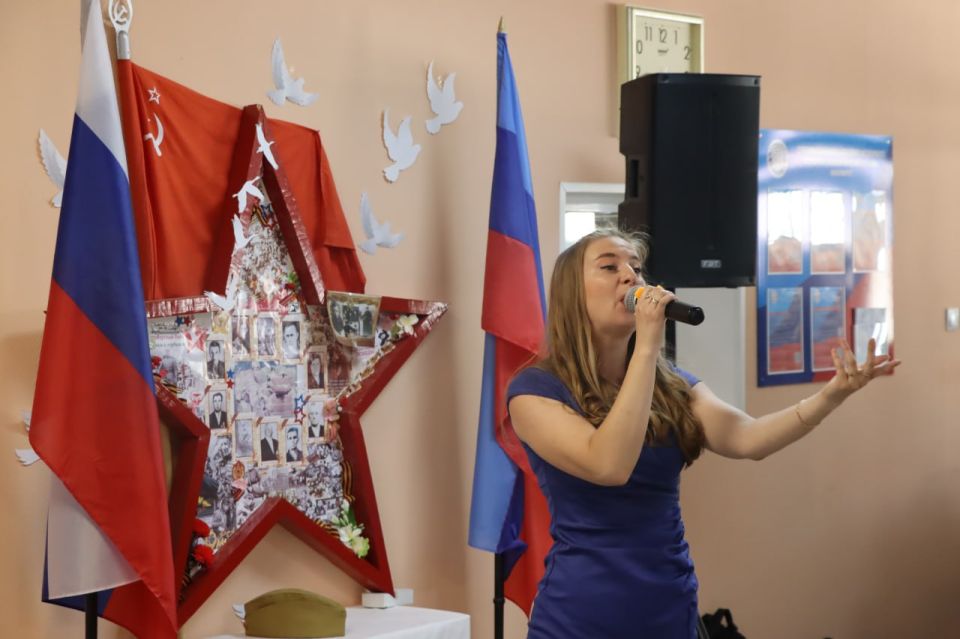 Поздравили тех, кто без колебаний протягивает руку помощи, кто стоит на передовой в борьбе за здоровье и жизнь людей Поздравили тех, кто без колебаний протягивает руку помощи, кто стоит на передовой в борьбе за здоровье и жизнь людей