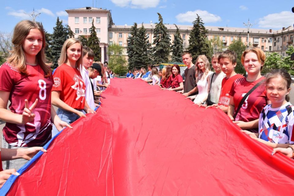 Сила России — в единстве!. В Алчевске прошёл патриотический флешмоб, приуроченный ко Дню России Сила России — в единстве!. В Алчевске прошёл патриотический флешмоб, приуроченный ко Дню России