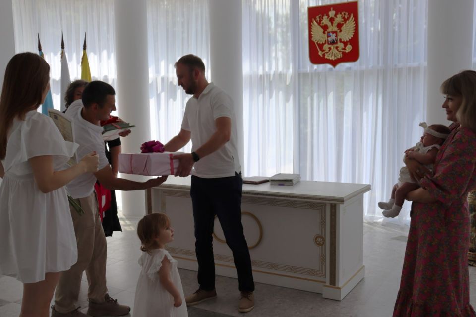 Сегодня в Антраците зарегистрировали рождение Мирославы, которая стала сотым младенцем, родившимся в нашем муниципальном округе в 2025 году Сегодня в Антраците зарегистрировали рождение Мирославы, которая стала сотым младенцем, родившимся в нашем муниципальном округе в 2025 году