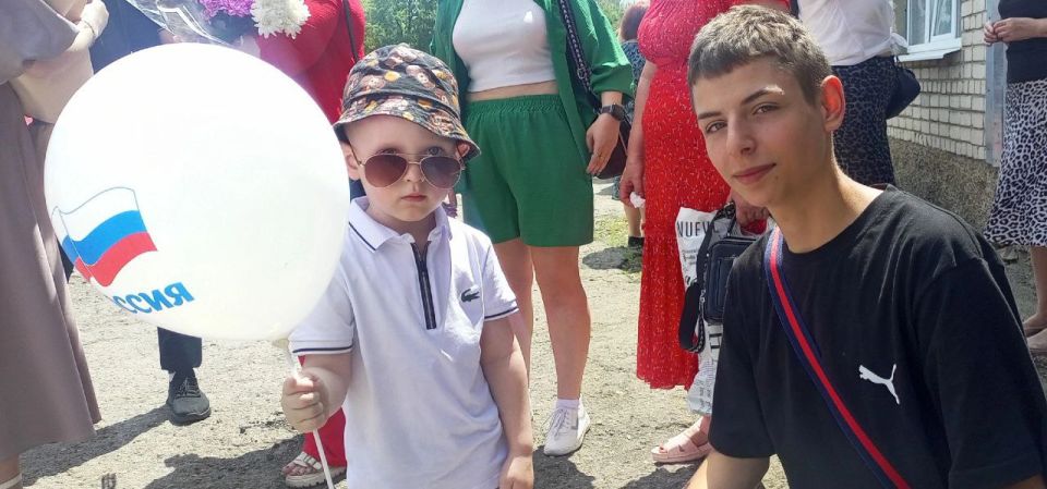 Ученики Ровеньковской школы № 3 им. А. Ф. Бурды подарили городу праздник накануне Дня России Ученики Ровеньковской школы № 3 им. А. Ф. Бурды подарили городу праздник накануне Дня России