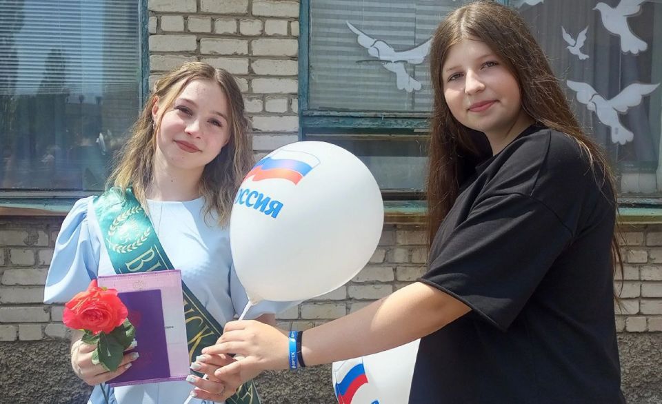 Ученики Ровеньковской школы № 3 им. А. Ф. Бурды подарили городу праздник накануне Дня России Ученики Ровеньковской школы № 3 им. А. Ф. Бурды подарили городу праздник накануне Дня России