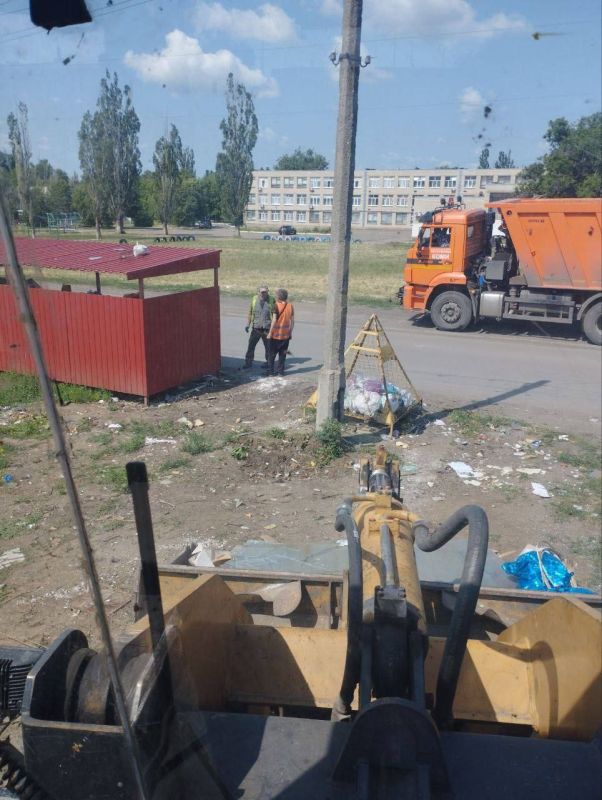 Коммунальные будни. Сегодня работниками МУП «СКАТ» были ликвидированы несанкционированные свалки мусора на кварталах, которые образуются рядом с точками сбора твердых бытовых отходов Коммунальные будни. Сегодня работниками МУП «СКАТ» были ликвидированы несанкционированные свалки мусора на кварталах, которые образуются рядом с точками сбора твердых бытовых отходов