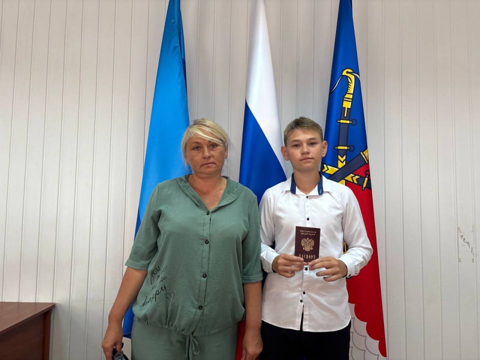 Альберт Зинченко: Сегодня, накануне Дня России, первый заместитель Главы Администрации Станично-Луганского МО Владимир Макеев совместно с председателем Совета Станично-Луганского МО Татьяной Пономаревой приняли участие в... Альберт Зинченко: Сегодня, накануне Дня России, первый заместитель Главы Администрации Станично-Луганского МО Владимир Макеев совместно с председателем Совета Станично-Луганского МО Татьяной Пономаревой приняли участие в...