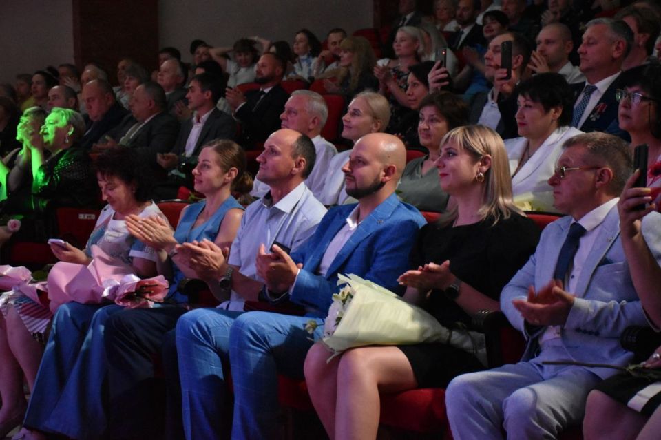 Ольга Бас: Вместе с Главой республики Леонидом Пасечником и другими представителями власти присутствовала на торжественном мероприятии, посвященном Дню медицинского работника Ольга Бас: Вместе с Главой республики Леонидом Пасечником и другими представителями власти присутствовала на торжественном мероприятии, посвященном Дню медицинского работника