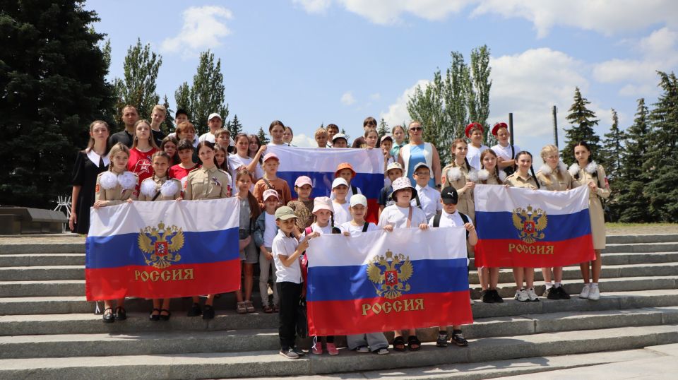 Сегодня сотрудники музея истории города Ровеньки провели акцию «Три символа родной державы», посвященную Дню России Сегодня сотрудники музея истории города Ровеньки провели акцию «Три символа родной державы», посвященную Дню России