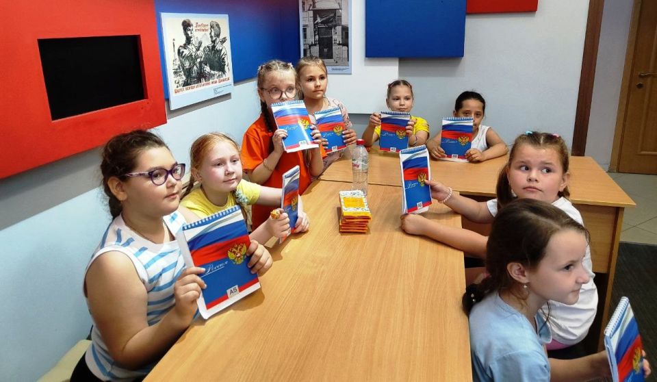 Сотрудники Антрацитовского исторического музея подготовили и провели интерактивные музейные уроки, посвященные Дню России для учащихся 1-4 классов пришкольного лагеря АСШ № 19 им. В.А. Салиты Сотрудники Антрацитовского исторического музея подготовили и провели интерактивные музейные уроки, посвященные Дню России для учащихся 1-4 классов пришкольного лагеря АСШ № 19 им. В.А. Салиты