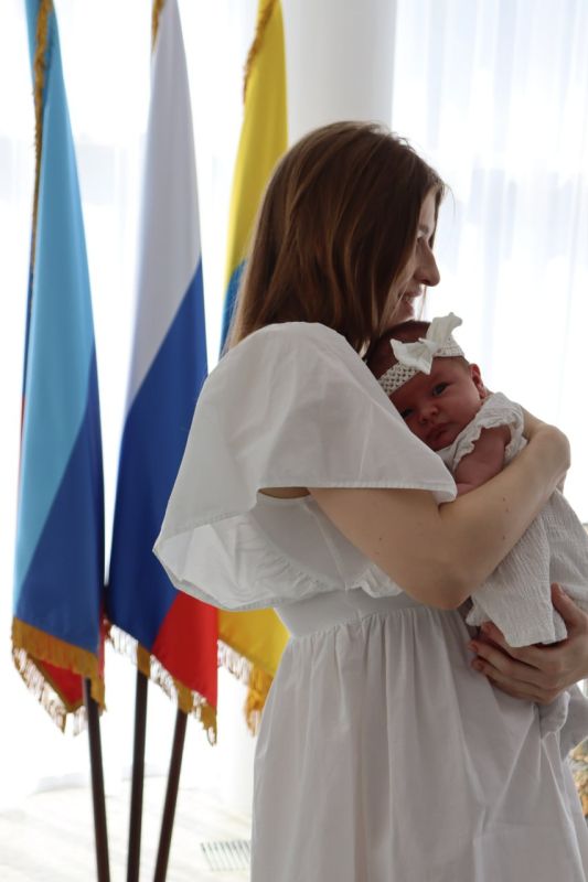 Сегодня в Антраците зарегистрировали рождение Мирославы, которая стала сотым младенцем, родившимся в нашем муниципальном округе в 2025 году Сегодня в Антраците зарегистрировали рождение Мирославы, которая стала сотым младенцем, родившимся в нашем муниципальном округе в 2025 году