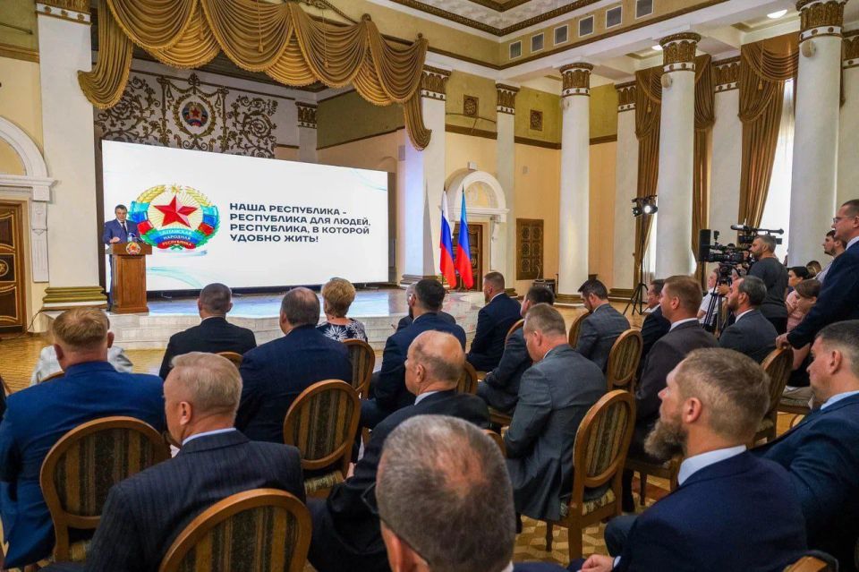 Андрей Губарев: Сегодня депутатский корпус Народного Совета ЛНР заслушал отчет Главы ЛНР Леонида Ивановича Пасечника о проделанной работе за прошедший период Андрей Губарев: Сегодня депутатский корпус Народного Совета ЛНР заслушал отчет Главы ЛНР Леонида Ивановича Пасечника о проделанной работе за прошедший период