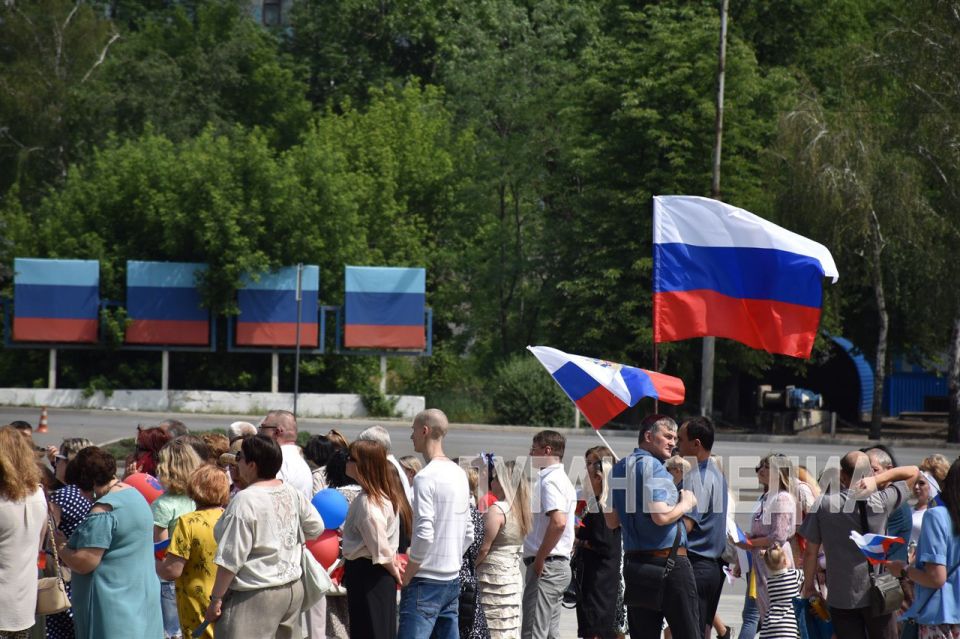 На центральной площади Антрацита прошло торжественное мероприятие «С любовью и верой в Россию» На центральной площади Антрацита прошло торжественное мероприятие «С любовью и верой в Россию»