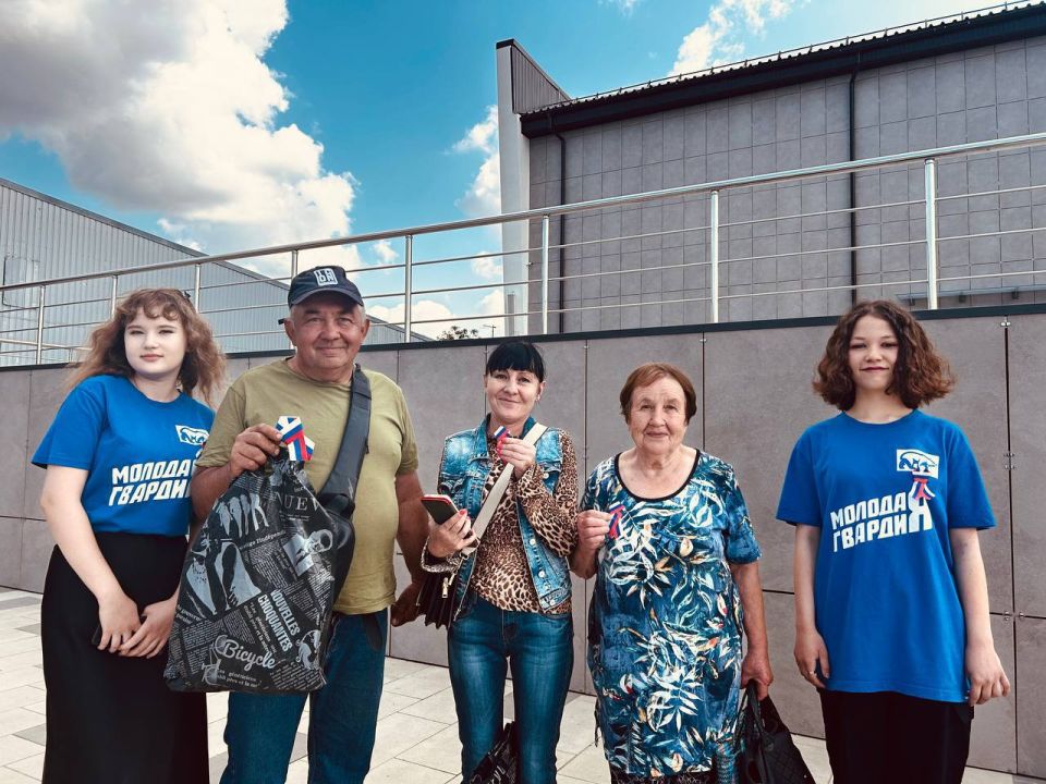 В День России активисты «Молодой Гвардии» и волонтеры провели акцию «Российский триколор» В День России активисты «Молодой Гвардии» и волонтеры провели акцию «Российский триколор»