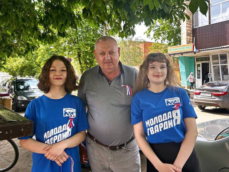 В День России активисты «Молодой Гвардии» и волонтеры провели акцию «Российский триколор» В День России активисты «Молодой Гвардии» и волонтеры провели акцию «Российский триколор»