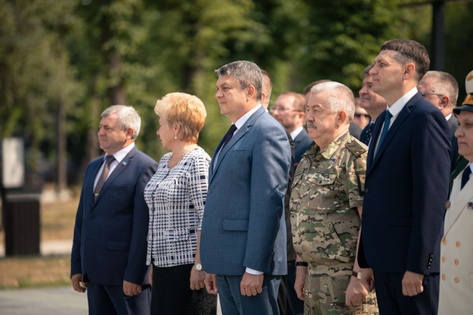 Флаг России: Молодая Гвардия развернула большой флаг нашей страны в честь Дня России Флаг России: Молодая Гвардия развернула большой флаг нашей страны в честь Дня России
