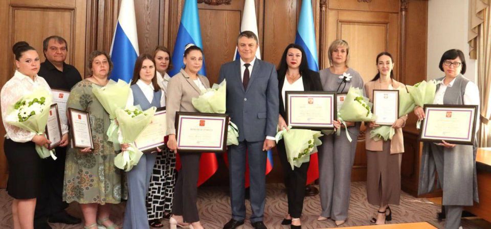 Президент России Владимир Путин наградил орденом «Мать-героиня» многодетную маму из Лисичанска Оксану Теплых, воспитывающую 12 детей, награду женщине вручил Глава ЛНР Леонид Пасечник