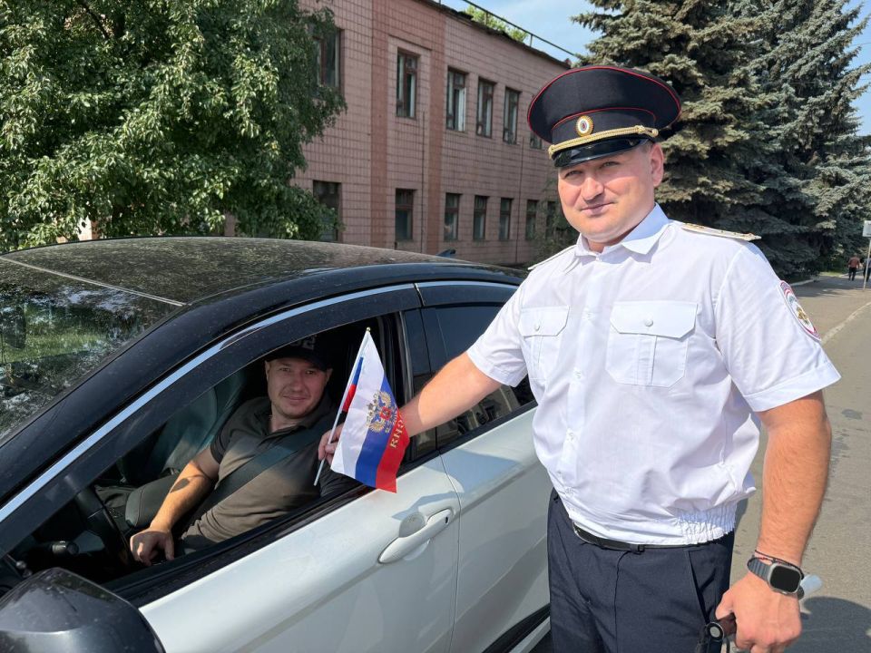 С Днем России за рулем!. В праздничный день сотрудники Госавтоинспекции ОМВД России “Перевальский” провели акцию, направленную на повышение безопасности на дорогах С Днем России за рулем!. В праздничный день сотрудники Госавтоинспекции ОМВД России “Перевальский” провели акцию, направленную на повышение безопасности на дорогах