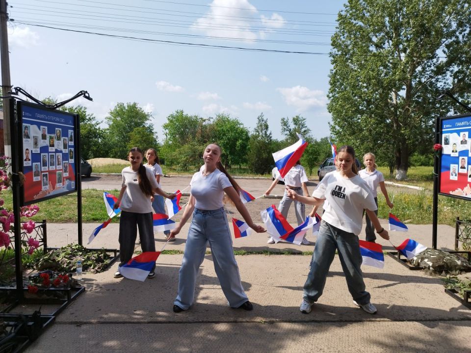 В поселке Краснодон День России отметили флешмобом В поселке Краснодон День России отметили флешмобом